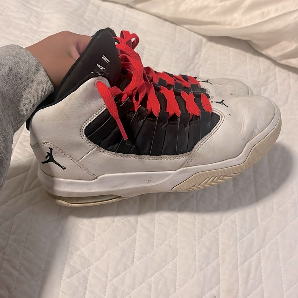 Jordan max aura youth black and white